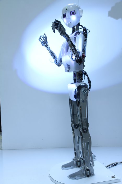 MapleSim contribue à la conception du robot RoboThespian sachant parler et marcher
